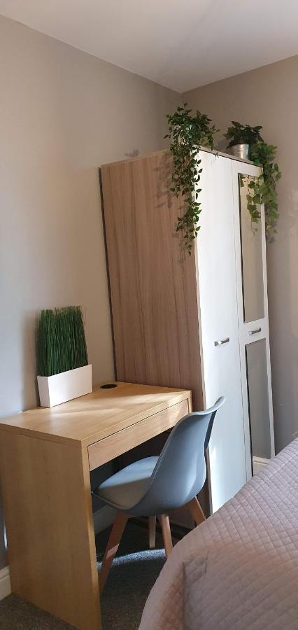 Darwin Stays - Service Accommodation In Newcastle Under Lyme City Centre エクステリア 写真