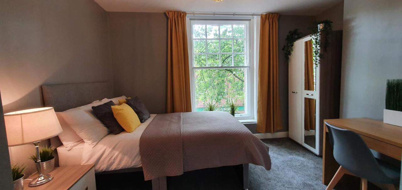 Darwin Stays - Service Accommodation In Newcastle Under Lyme City Centre エクステリア 写真