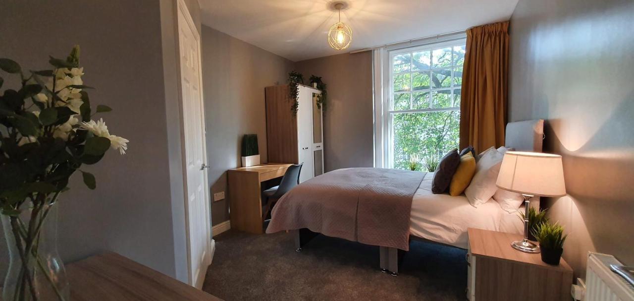 Darwin Stays - Service Accommodation In Newcastle Under Lyme City Centre エクステリア 写真