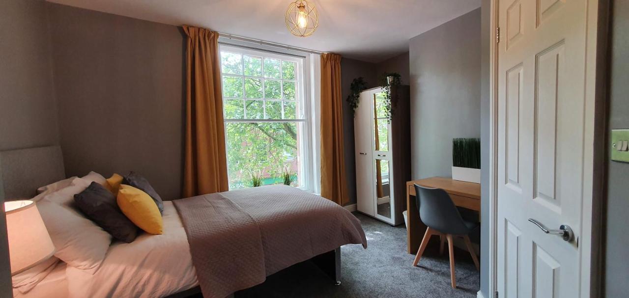 Darwin Stays - Service Accommodation In Newcastle Under Lyme City Centre エクステリア 写真