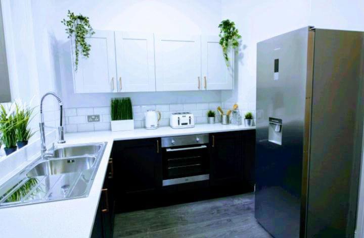 Darwin Stays - Service Accommodation In Newcastle Under Lyme City Centre エクステリア 写真