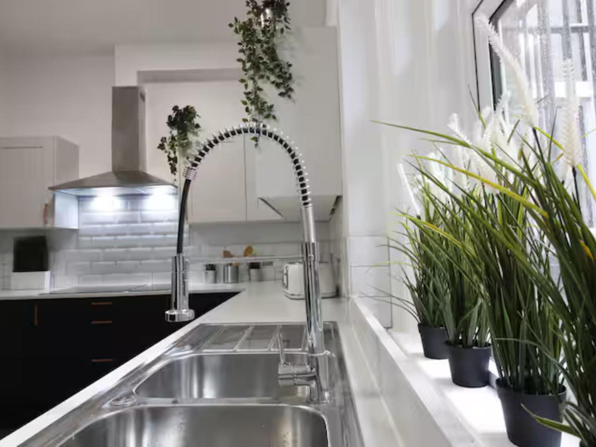 Darwin Stays - Service Accommodation In Newcastle Under Lyme City Centre エクステリア 写真