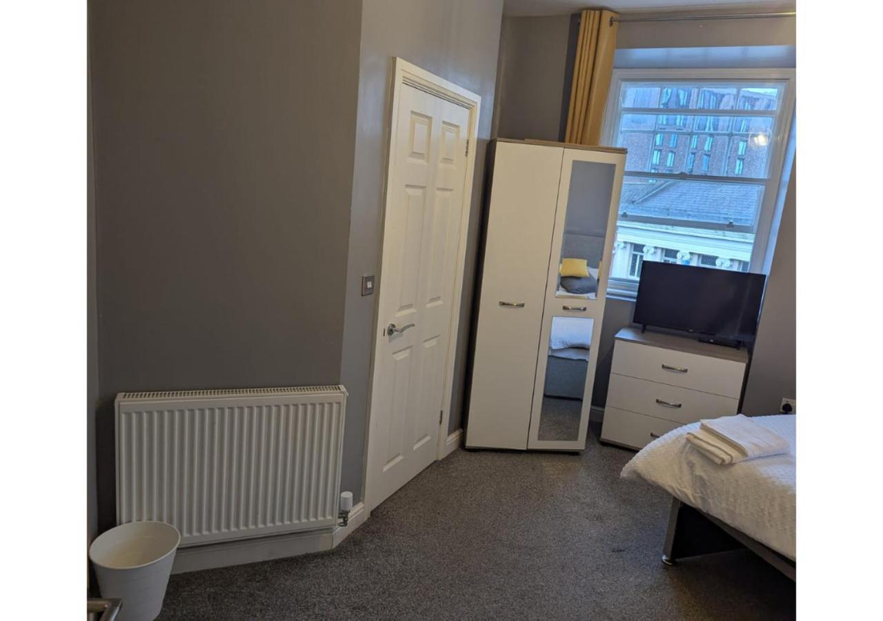 Darwin Stays - Service Accommodation In Newcastle Under Lyme City Centre エクステリア 写真