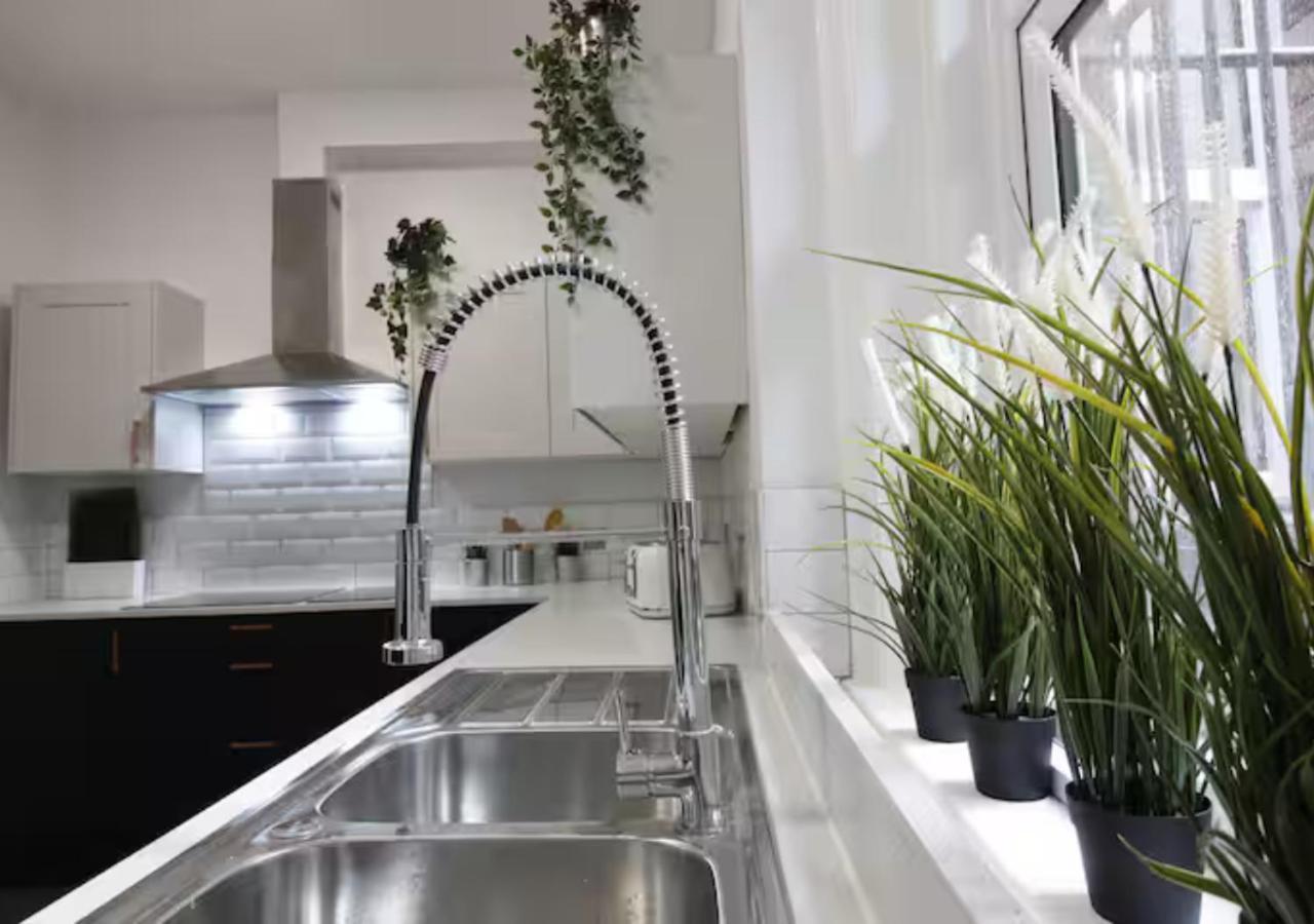 Darwin Stays - Service Accommodation In Newcastle Under Lyme City Centre エクステリア 写真
